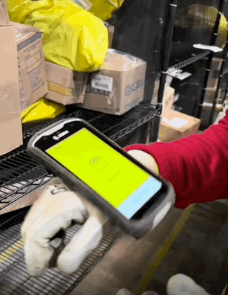 Rep usando la handheld para clasificar paquetes en el service center